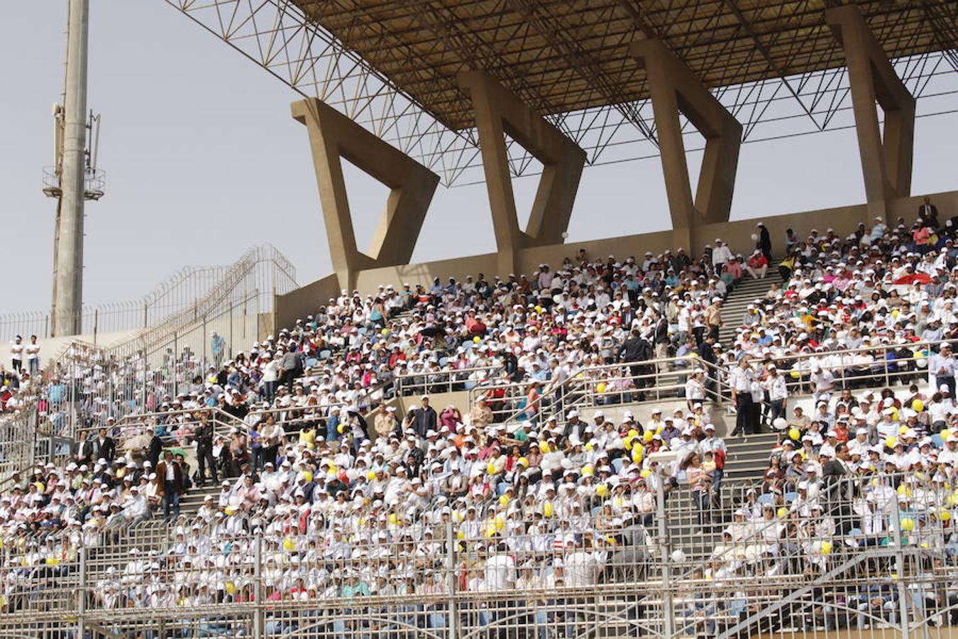 Multitudinaria misa del Papa Francisco en el estadio de la Defensa Aérea de El Cairo