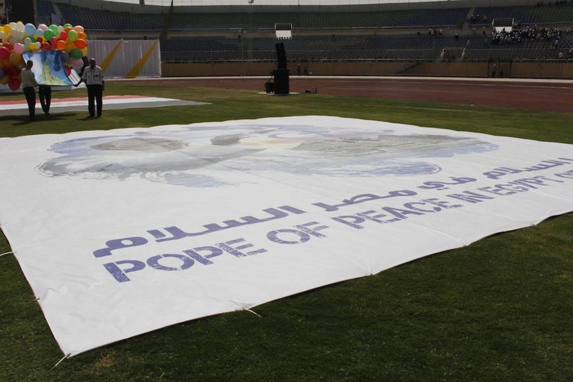 Multitudinaria misa del Papa Francisco en el estadio de la Defensa Aérea de El Cairo