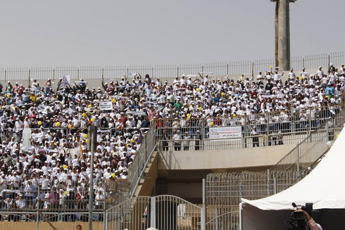 Multitudinaria misa del Papa Francisco en el estadio de la Defensa Aérea de El Cairo