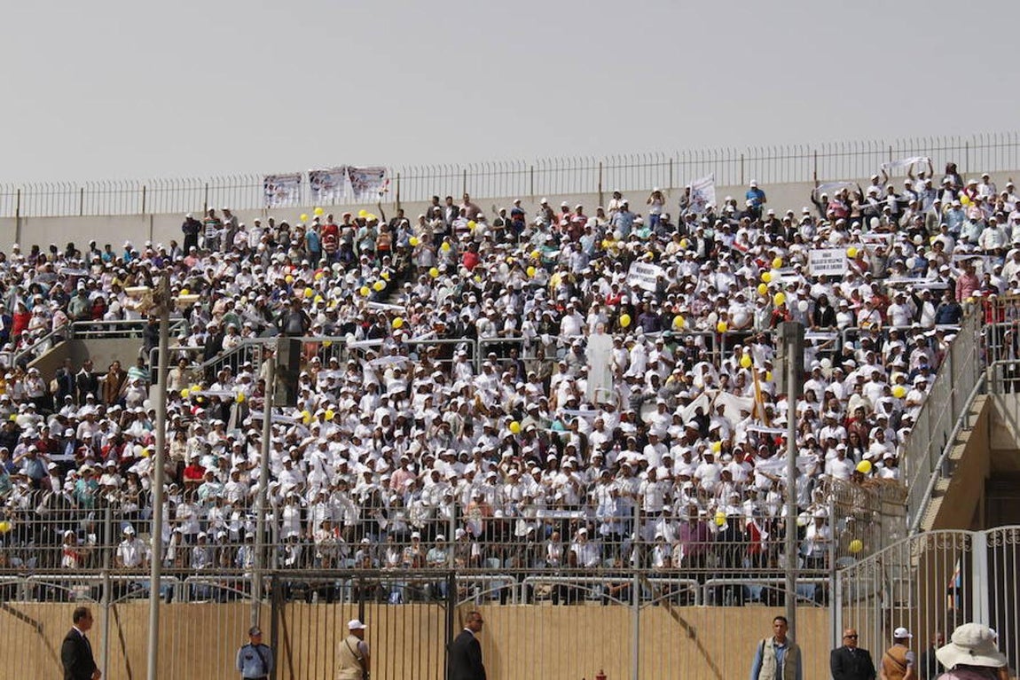 Multitudinaria misa del Papa Francisco en el estadio de la Defensa Aérea de El Cairo