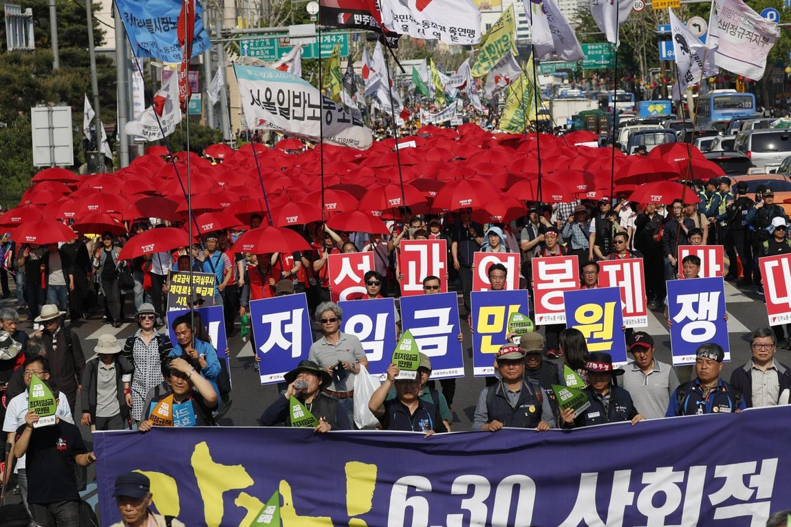 Seúl, Corea del Sur. Una multitud de trabajadores corean consignas durante una manifestación para celebrar el Día Internacional de los Trabajadores