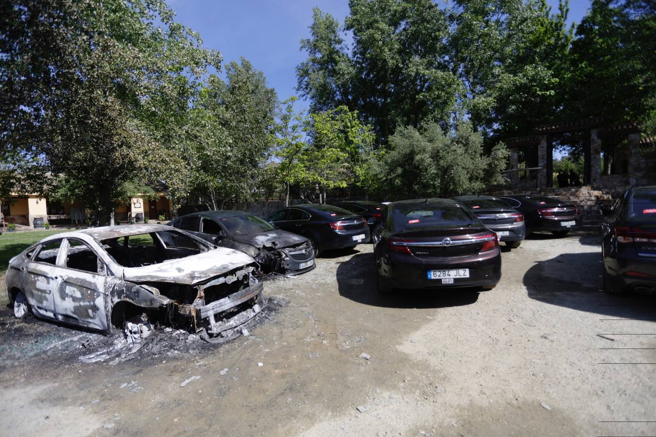 La empresa había alquilado esta finca para guardar por la noche los coches que ha desplazado a Sevilla para prestar servicio durante la Feria de Abril (24 en total) y para que los conductores puedan descansa