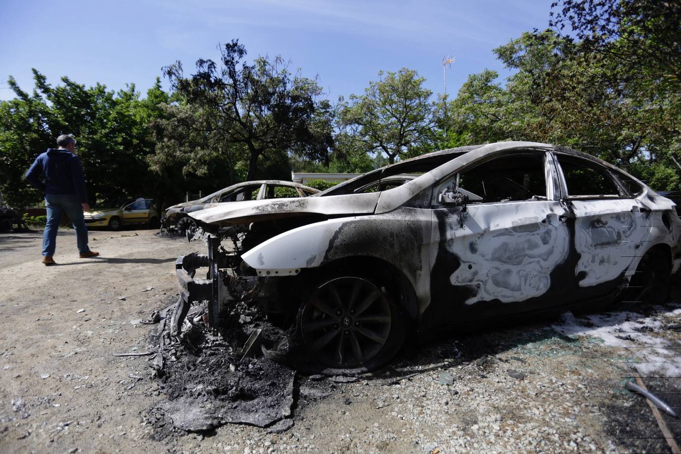 La empresa había alquilado esta finca para guardar por la noche los coches que ha desplazado a Sevilla para prestar servicio durante la Feria de Abril (24 en total) y para que los conductores puedan descansa