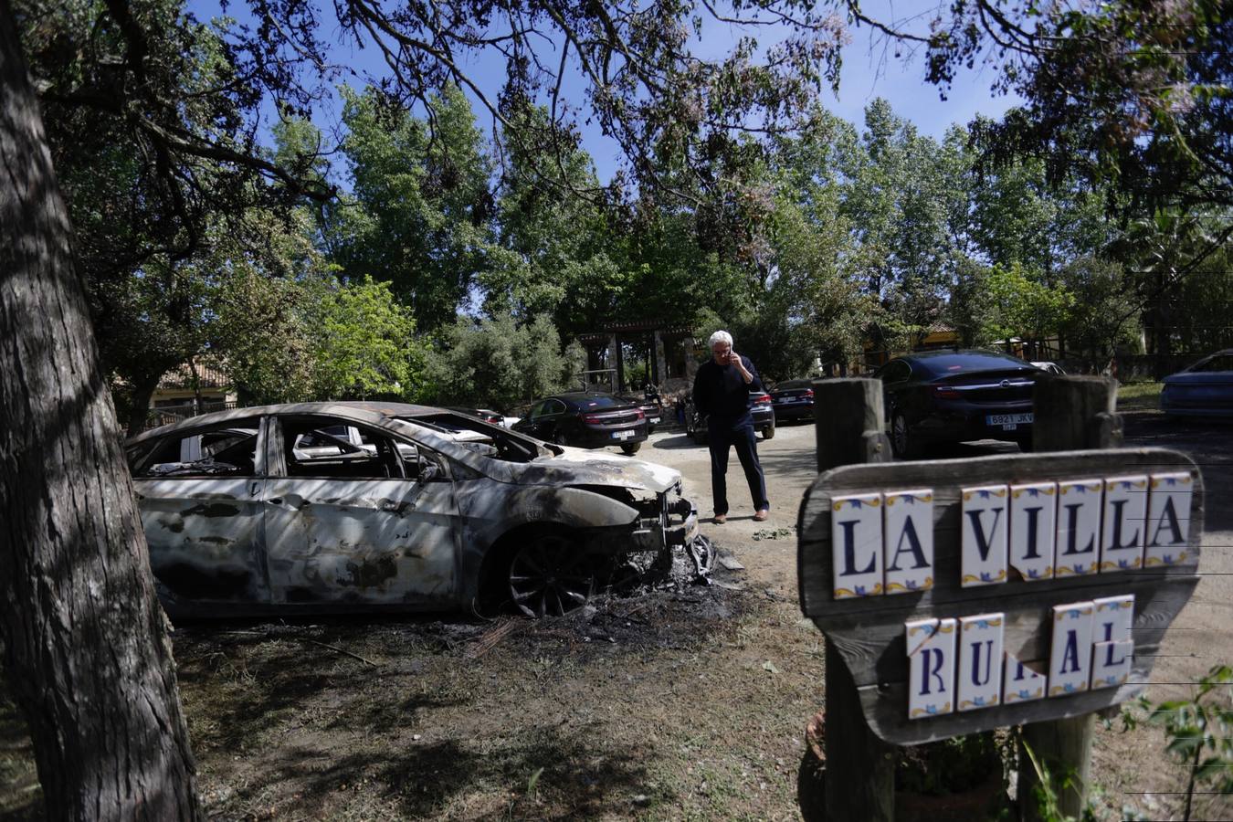 La empresa había alquilado esta finca para guardar por la noche los coches que ha desplazado a Sevilla para prestar servicio durante la Feria de Abril (24 en total) y para que los conductores puedan descansa