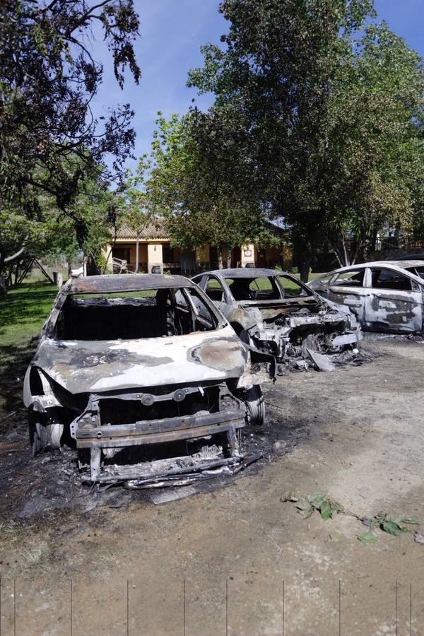 La empresa había alquilado esta finca para guardar por la noche los coches que ha desplazado a Sevilla para prestar servicio durante la Feria de Abril (24 en total) y para que los conductores puedan descansa