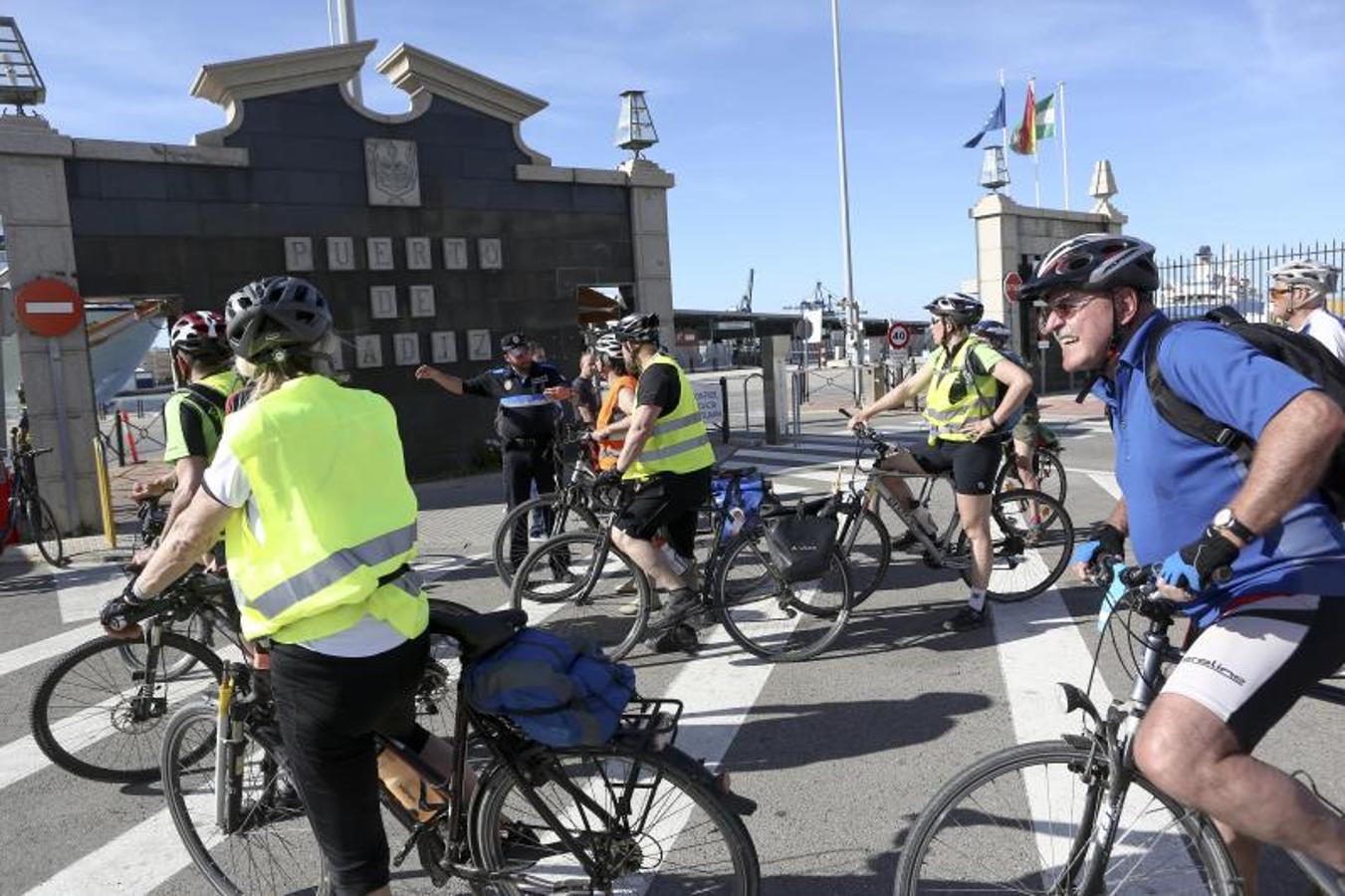 Los cruceristas del &#039;MS Berlin&#039; recorren Cádiz en bicicleta