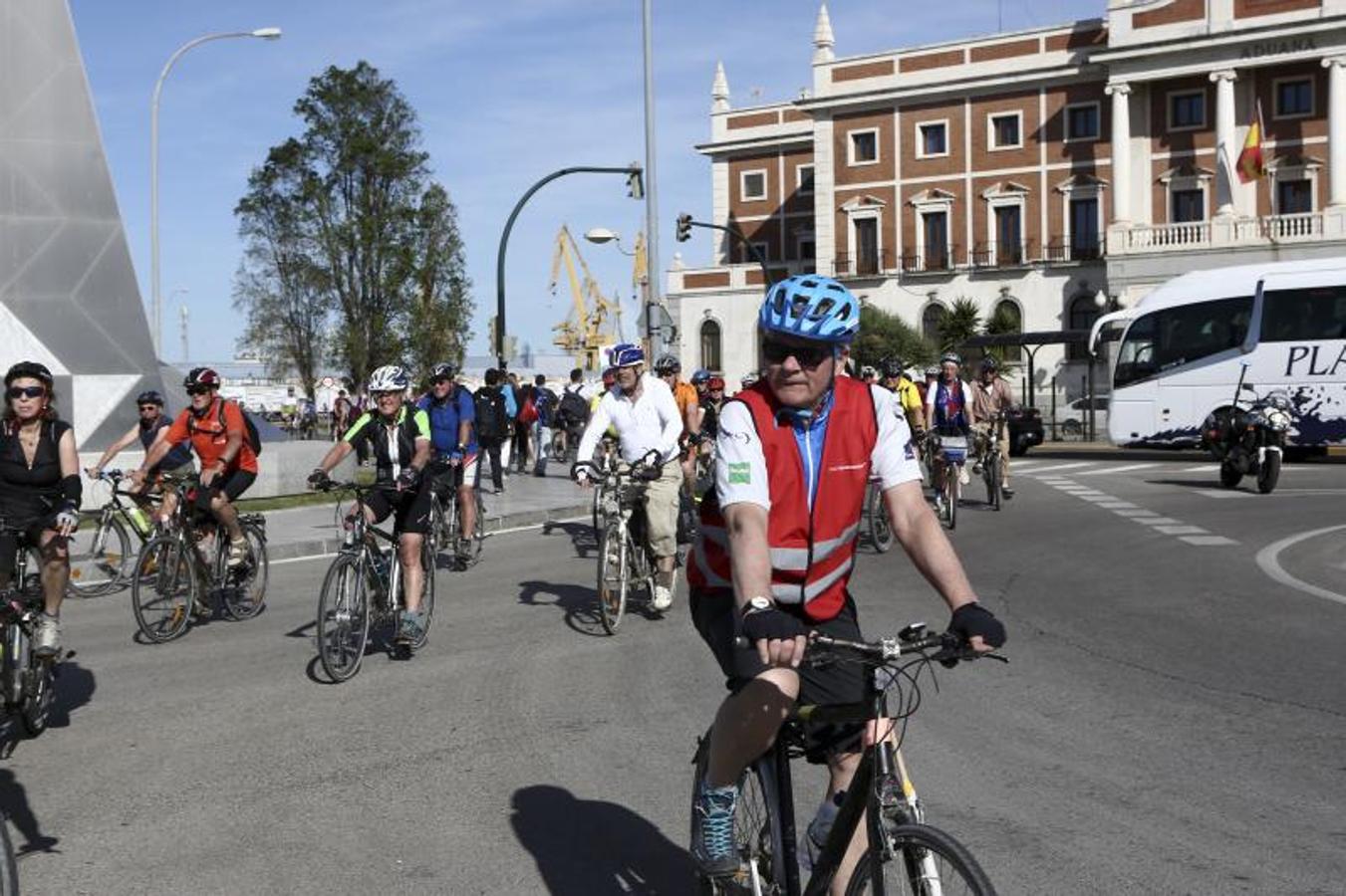 Los cruceristas del &#039;MS Berlin&#039; recorren Cádiz en bicicleta