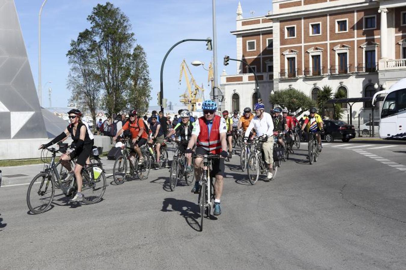 Los cruceristas del &#039;MS Berlin&#039; recorren Cádiz en bicicleta