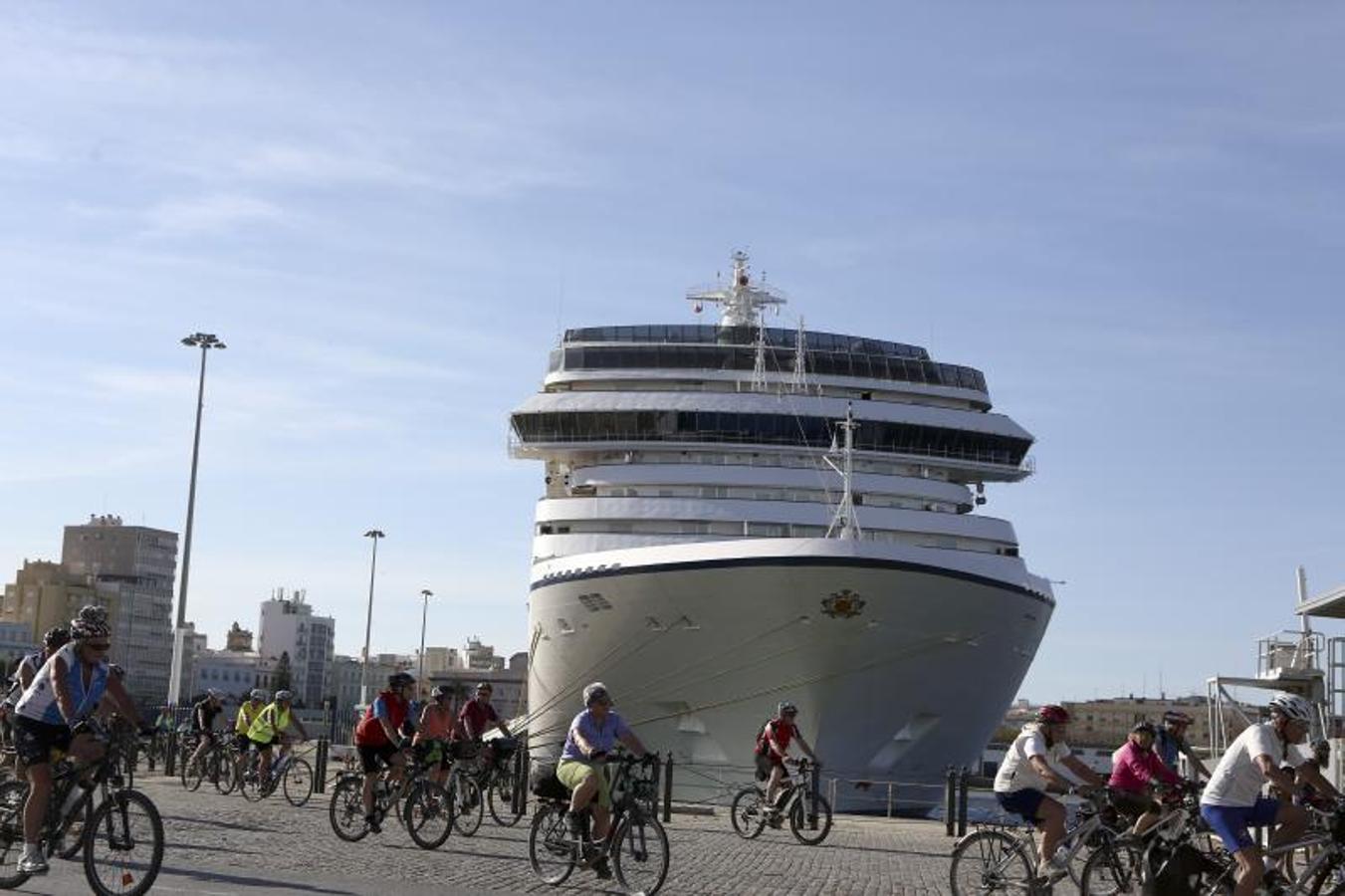 Los cruceristas del &#039;MS Berlin&#039; recorren Cádiz en bicicleta