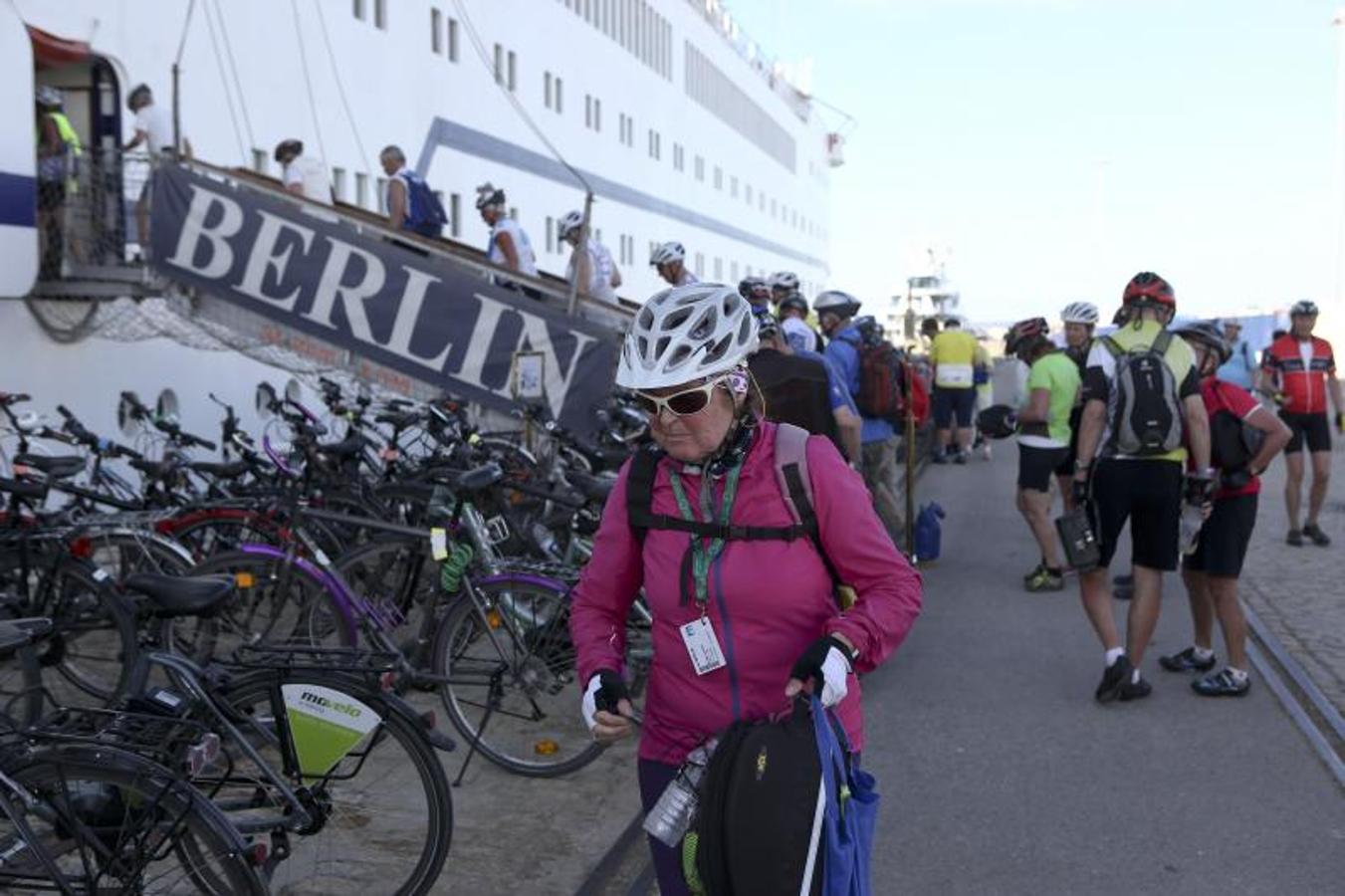 Los cruceristas del &#039;MS Berlin&#039; recorren Cádiz en bicicleta