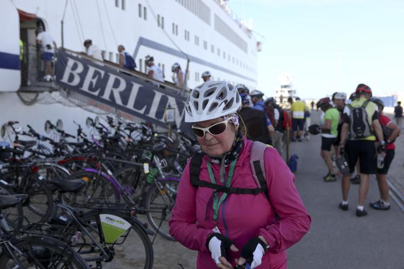 Los cruceristas del &#039;MS Berlin&#039; recorren Cádiz en bicicleta