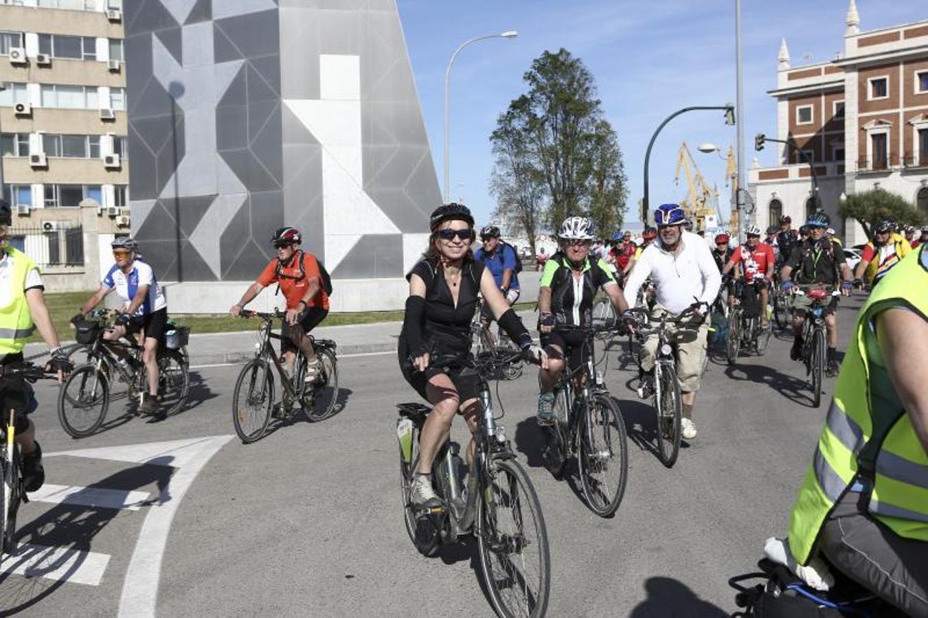 Los cruceristas del &#039;MS Berlin&#039; recorren Cádiz en bicicleta