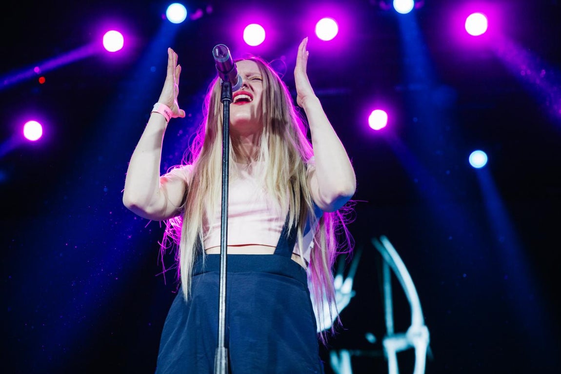 La vocalista del grupo letonio Triana Park. 