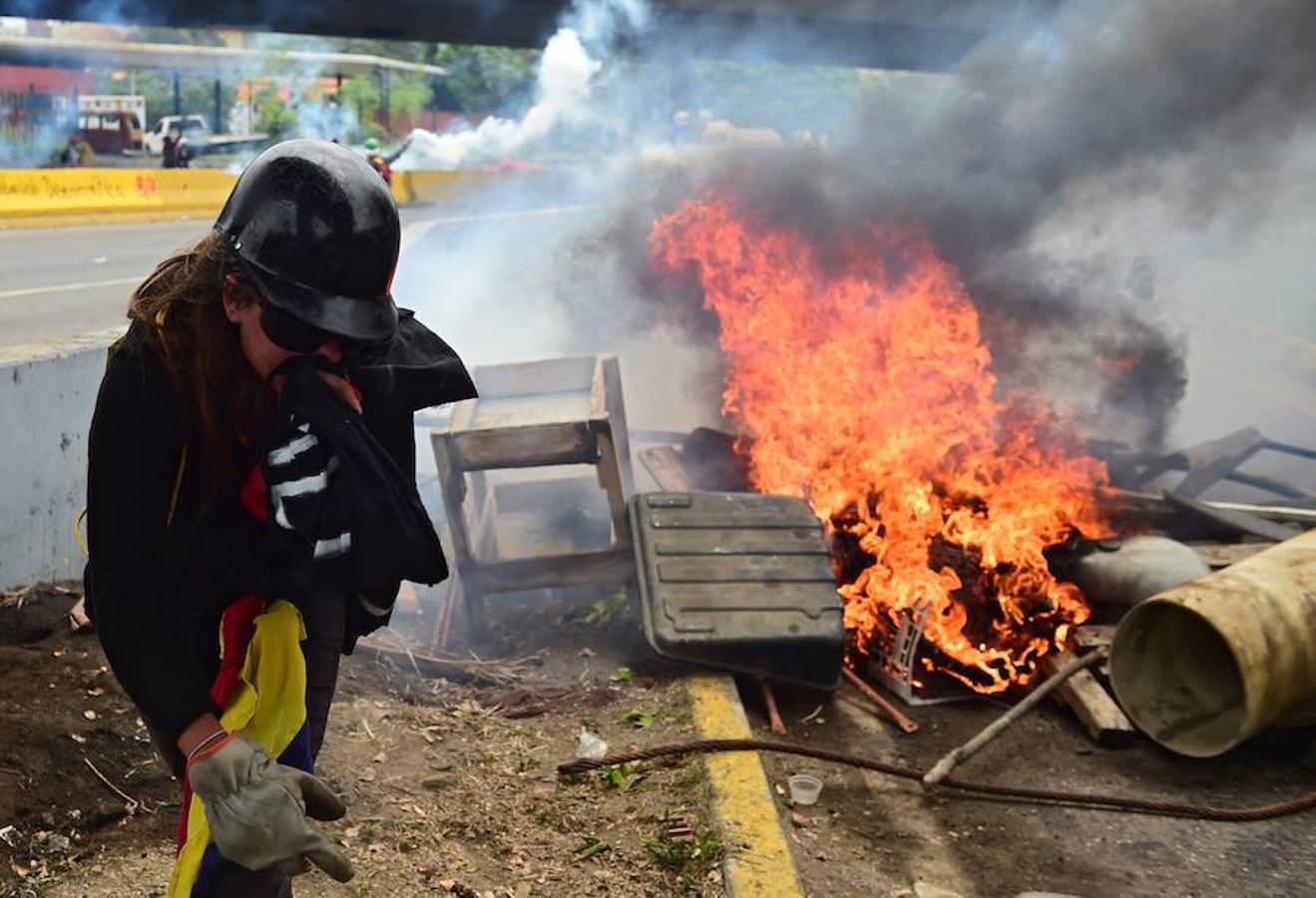 Barricadas durante la manifestación. Un manifestante pasa por una barricada incendiada durante una protesta contra el presidente venezolano Nicolás Maduro.