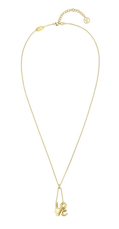 Para las madres más emotivas. Recuérdale todo lo que le quieres con el colgante LV&amp;Me de Louis Vuitton engalanado con remaches de los clásicos baúles de la Maison y en el que puede leerse la palabra ‘Love’ (Precio: 375 euros)