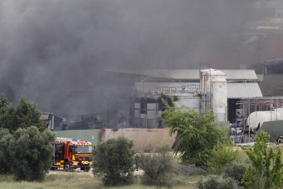 Labores de extinción del fuego. Los bomberos tratan de apagar el fuego con las mangueras de agua.