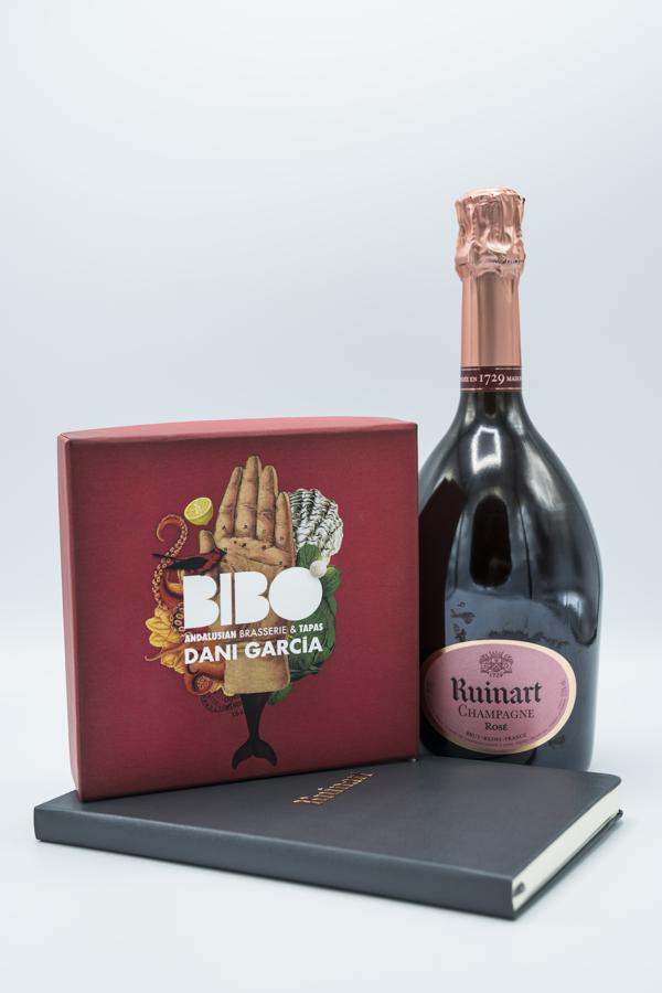 Para madres 'foodies'. Dani García, chef con dos estrellas Michelin, ha diseñado un cofre-experiencia que incluye menú degustación para dos personas con su cocina más representativa compuesto por cuatro entrantes a compartir, un plato principal y un postre. Puede disfrutarse tanto en el restaurante Bibo de Marbella como en el de Madrid por lo que es un detalle perfecto para los paladares más exigentes (Precio: 185 euros por persona).