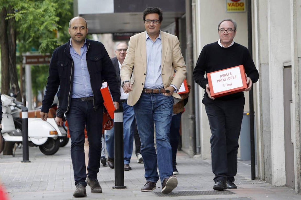 El equipo de Patxi López, a su llegada a Ferraz. 