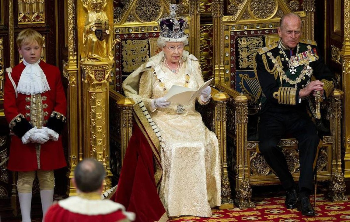 Fue apoyo de Isabel II en las crisis matrimoniales de sus hijos, intentó mediar en los pleitos entre los Príncipes de Gales y puso calma en la crisis provocada por la muerte de Lady Diana. 