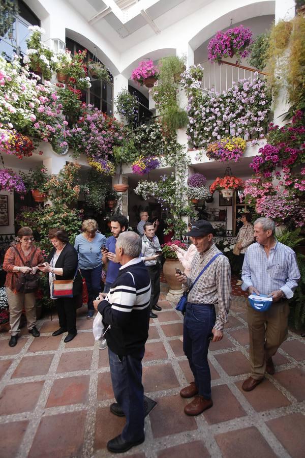 Un sábado de colas en los Patios de Córdoba de 2017