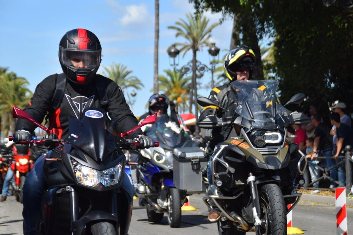 Imágenes: Los moteros toman El Puerto en un sábado radiante