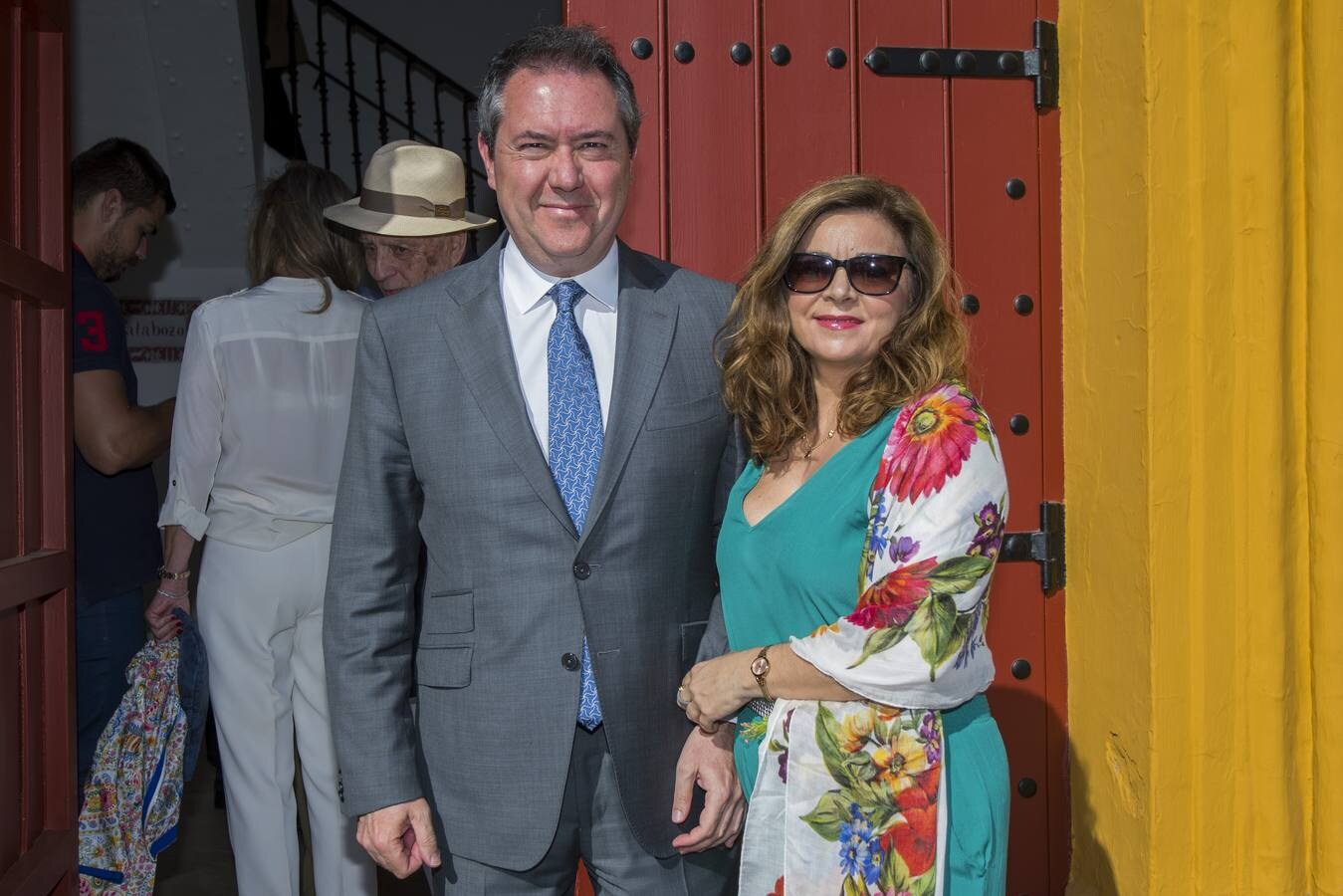 El alcalde de Sevilla Juan Espadas y su mujer Carmen Ibanco