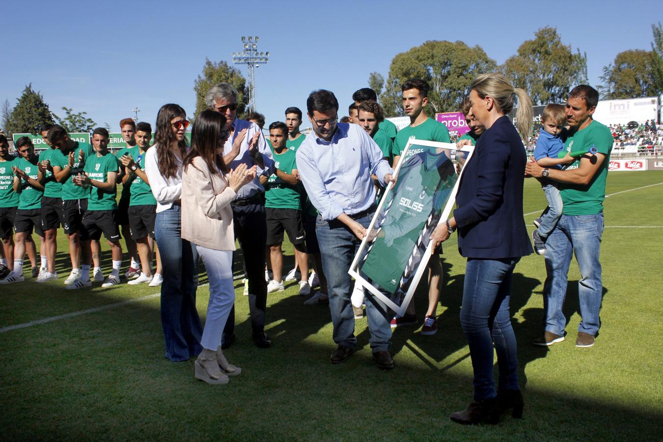 La alcadlesa entregó a la familia del joven Jacabo Aragón una camiseta firmada por todos los jugadores