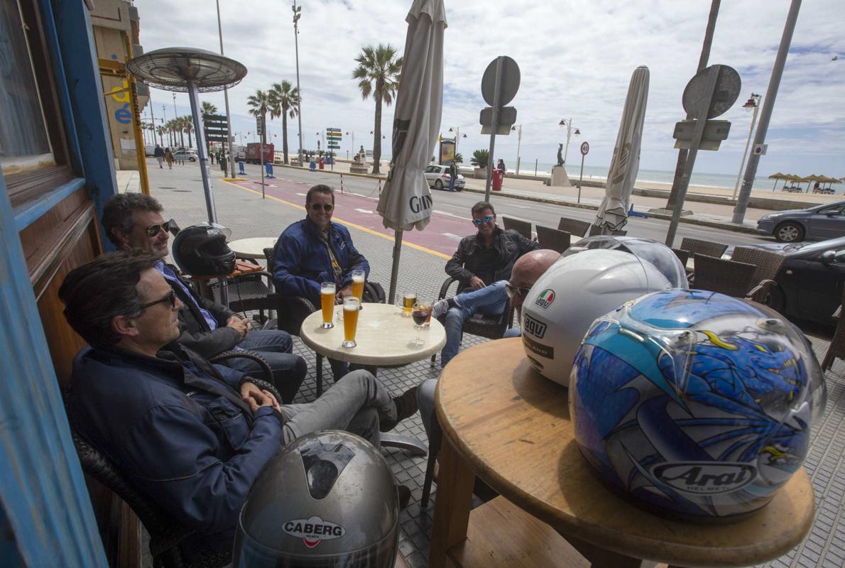 Los moteros, en el paseo marítimo de Cádiz.