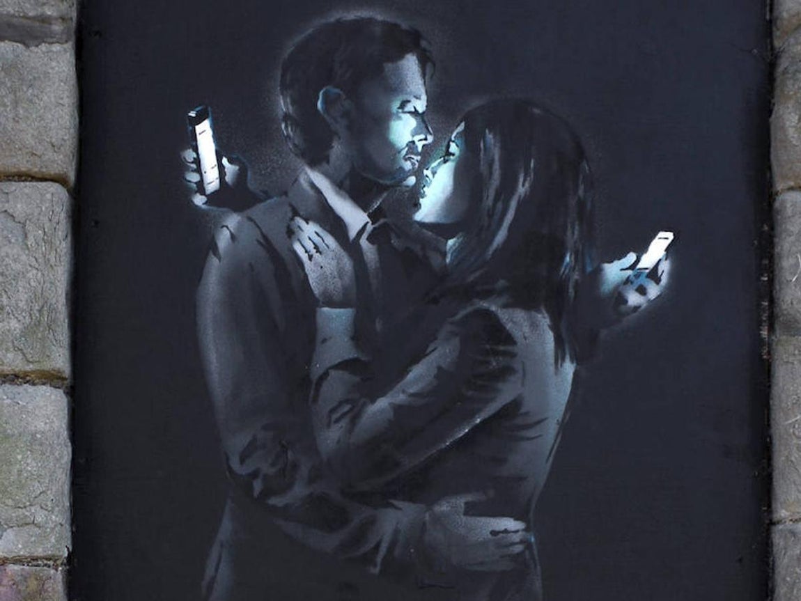 El amor en la era tecnológica. Esta obra describe  las relaciones de pareja rotas por los dipositos smartphone que mantienen a las personas «conectadas» en todo momento. Esta obra fue retirada de una calla de Bristol poco después, para evitar actos de «vandalismo»