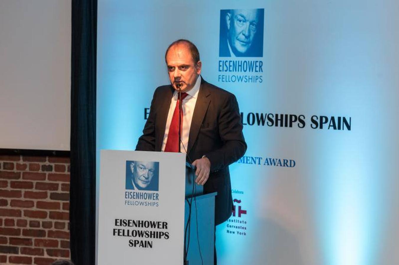El Director Editorial de Vocento Benjamin Lana agradece el premio "First Amendment Award" otorgado por Eisenhower Fellows España durante una ceremonia en el Instituto Cervantes de Nueva York
