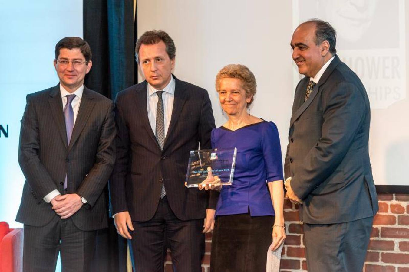 La decana de la facultad de periodismo de la CUNY Sarah Barlett sostiene su premio "First Amendment Award" otorgado por Eisenhower Fellows junto al director del Instituto Cervantes de Nueva York Ignacio Olmos. 