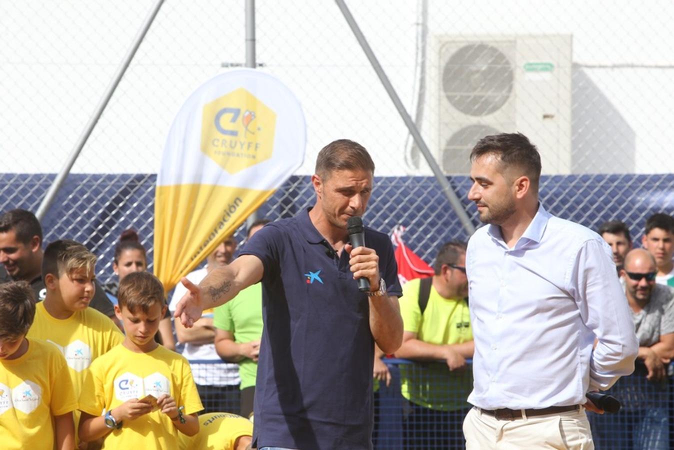 El jugador del Betis inaugura el Cruyff Court Joaquín Sánchez en El Puerto