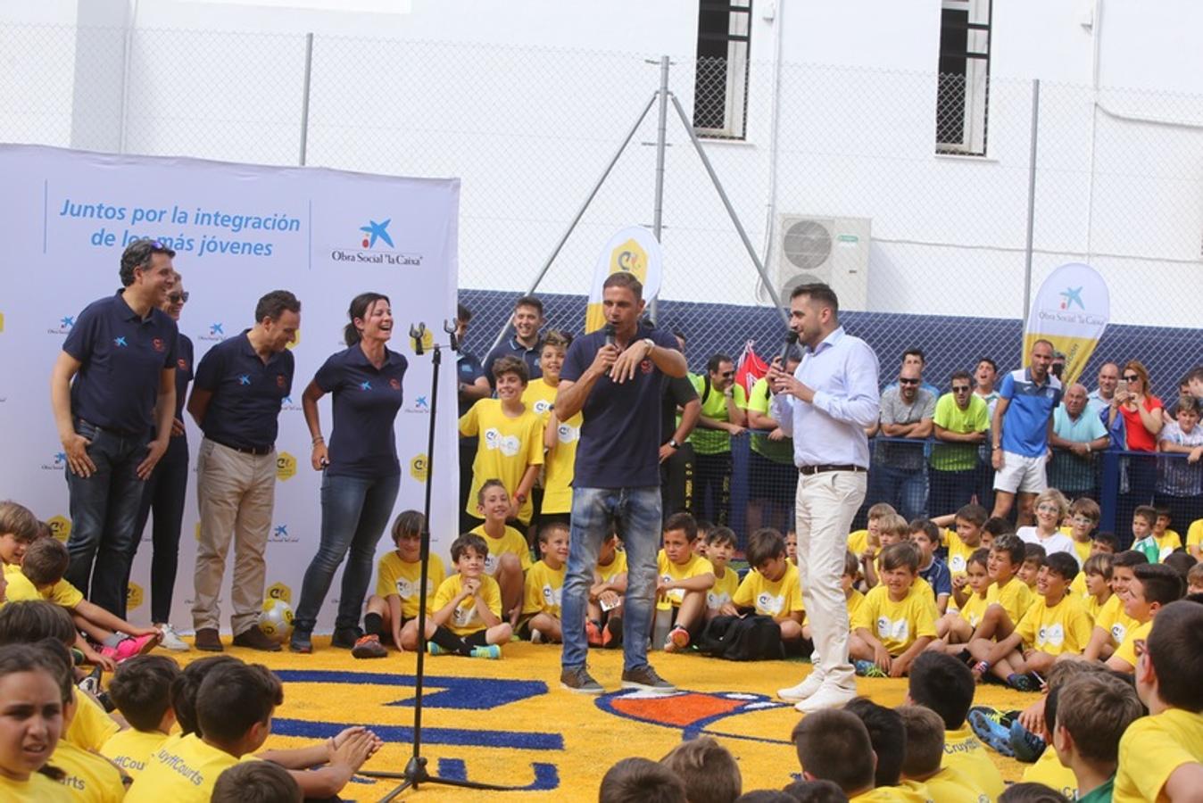 El jugador del Betis inaugura el Cruyff Court Joaquín Sánchez en El Puerto