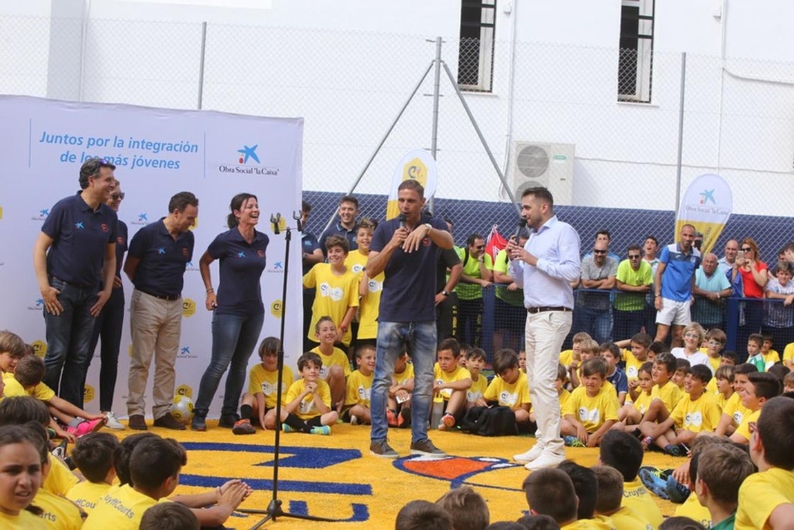 El jugador del Betis inaugura el Cruyff Court Joaquín Sánchez en El Puerto