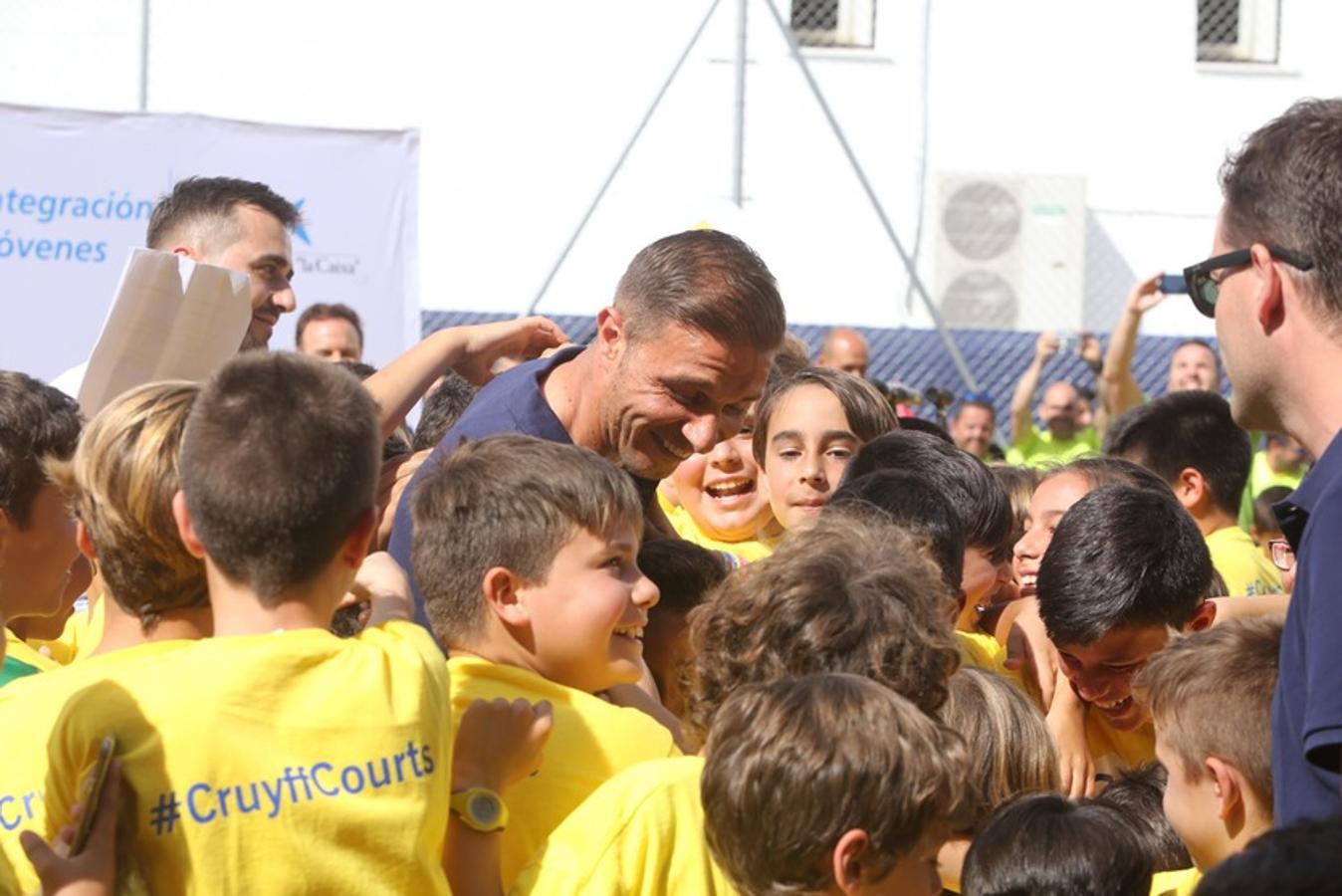 El jugador del Betis inaugura el Cruyff Court Joaquín Sánchez en El Puerto