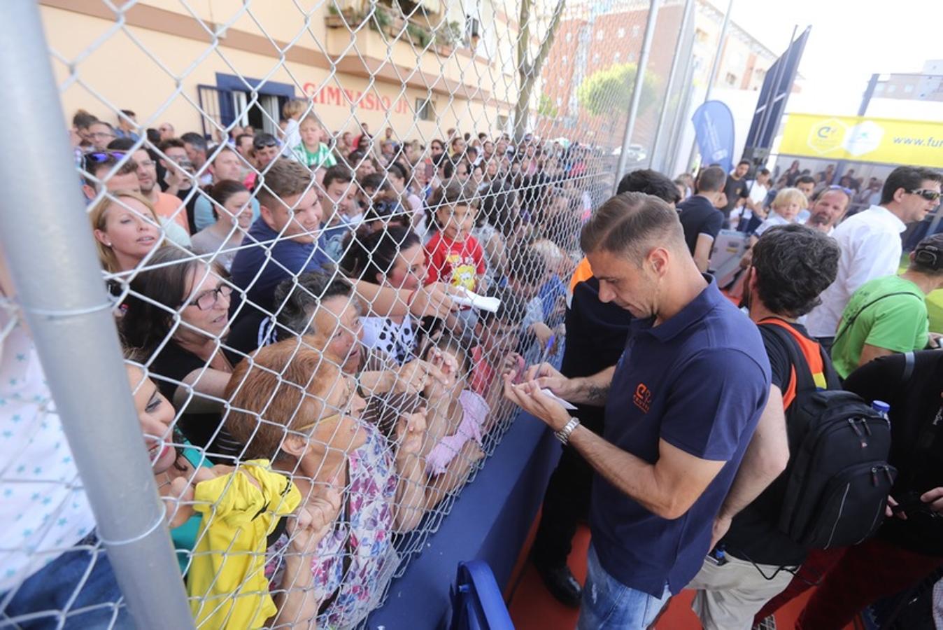 El jugador del Betis inaugura el Cruyff Court Joaquín Sánchez en El Puerto