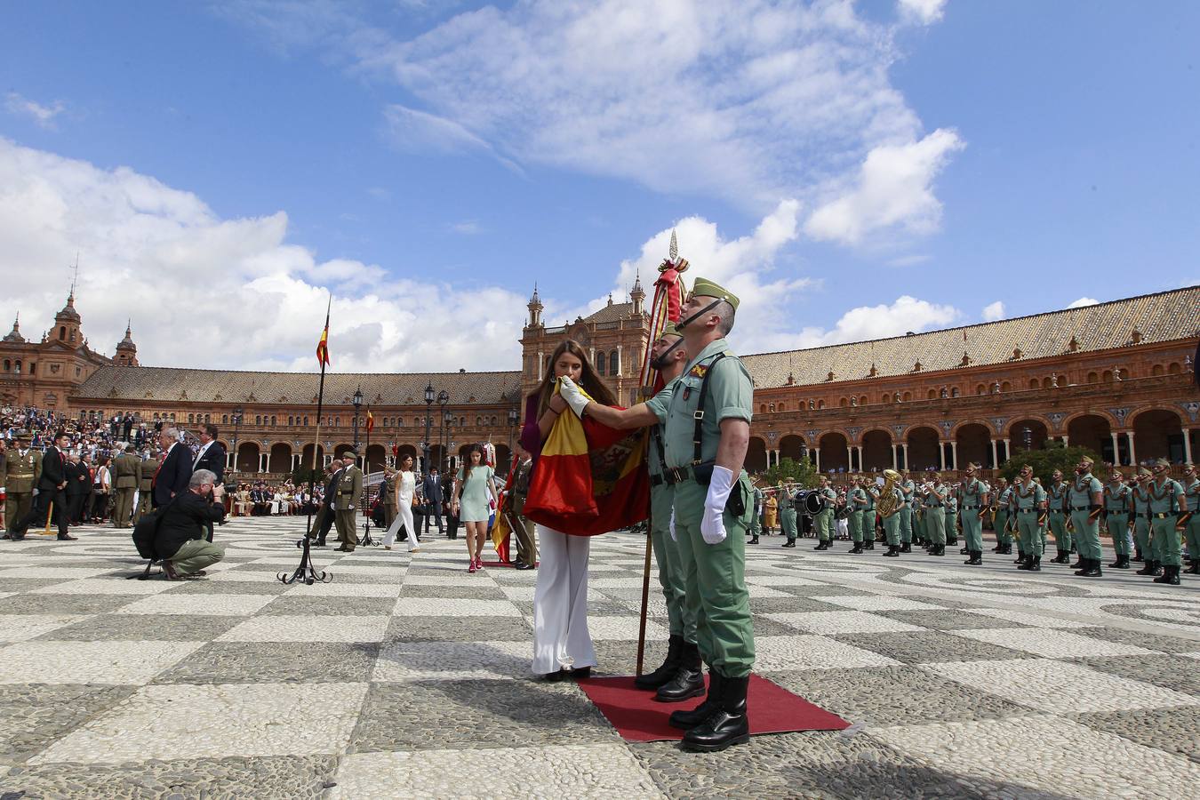 La jura de bandera en la Plaza de España, en imágenes