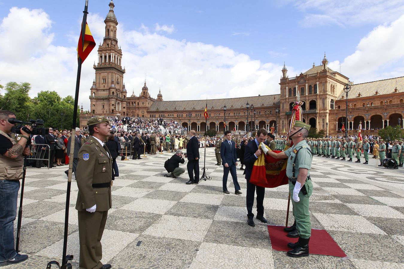 La jura de bandera en la Plaza de España, en imágenes