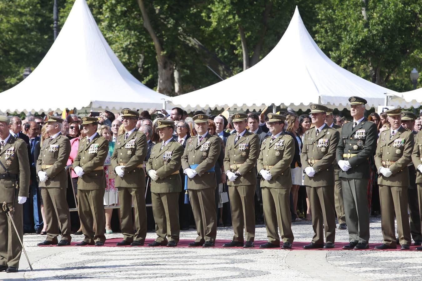 Espectacular parada militar en la Plaza de España