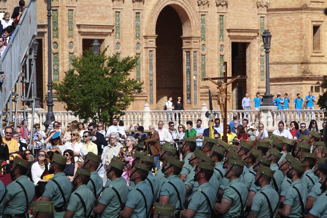 Espectacular parada militar en la Plaza de España