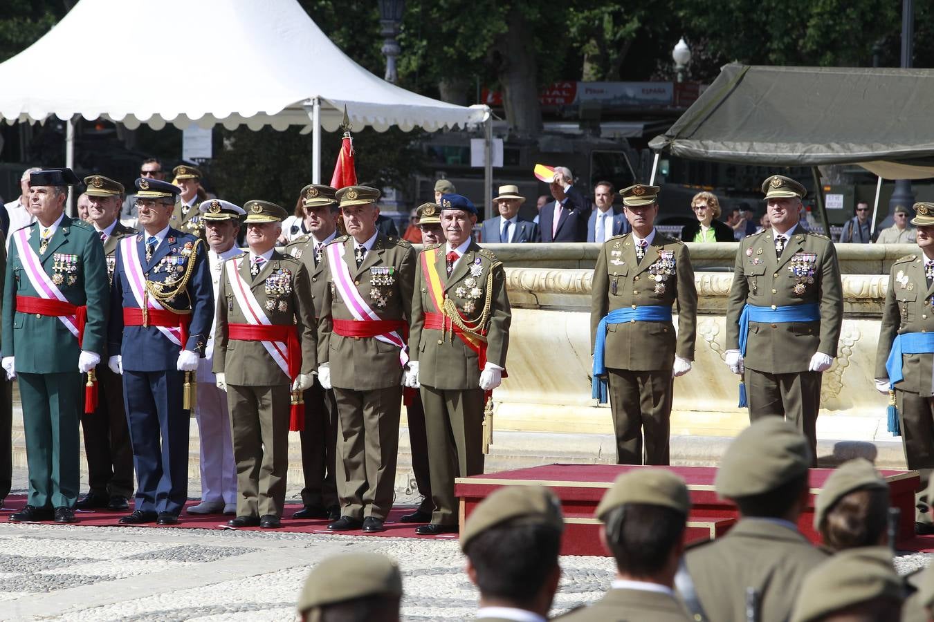 Espectacular parada militar en la Plaza de España