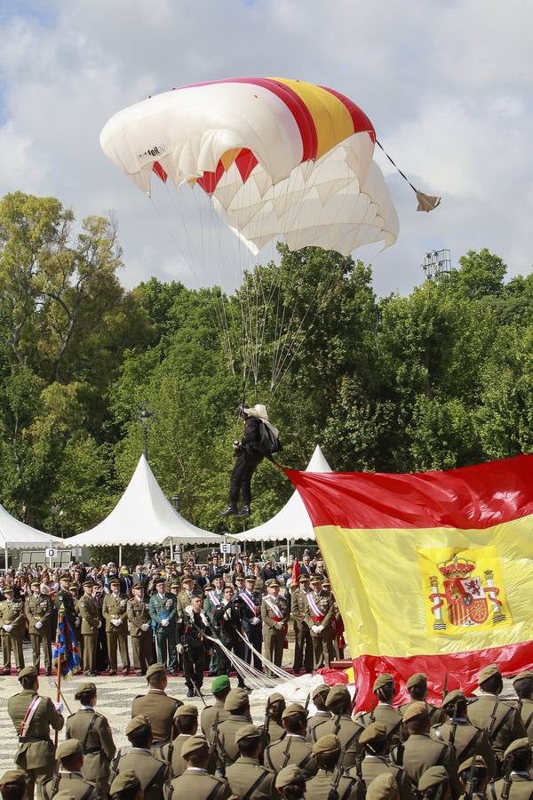 Espectacular parada militar en la Plaza de España