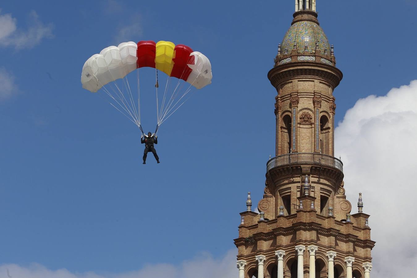 Espectacular parada militar en la Plaza de España