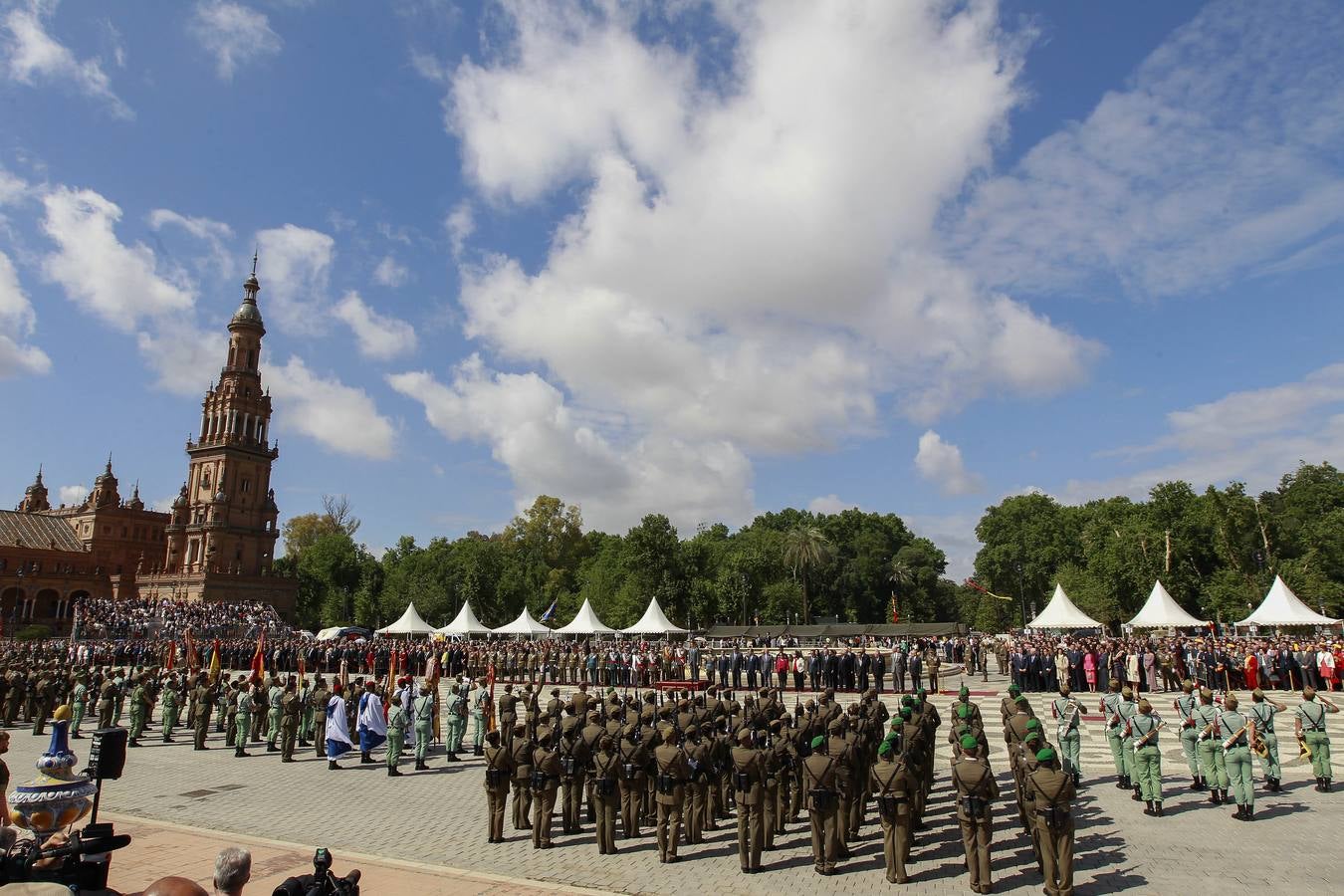 Espectacular parada militar en la Plaza de España