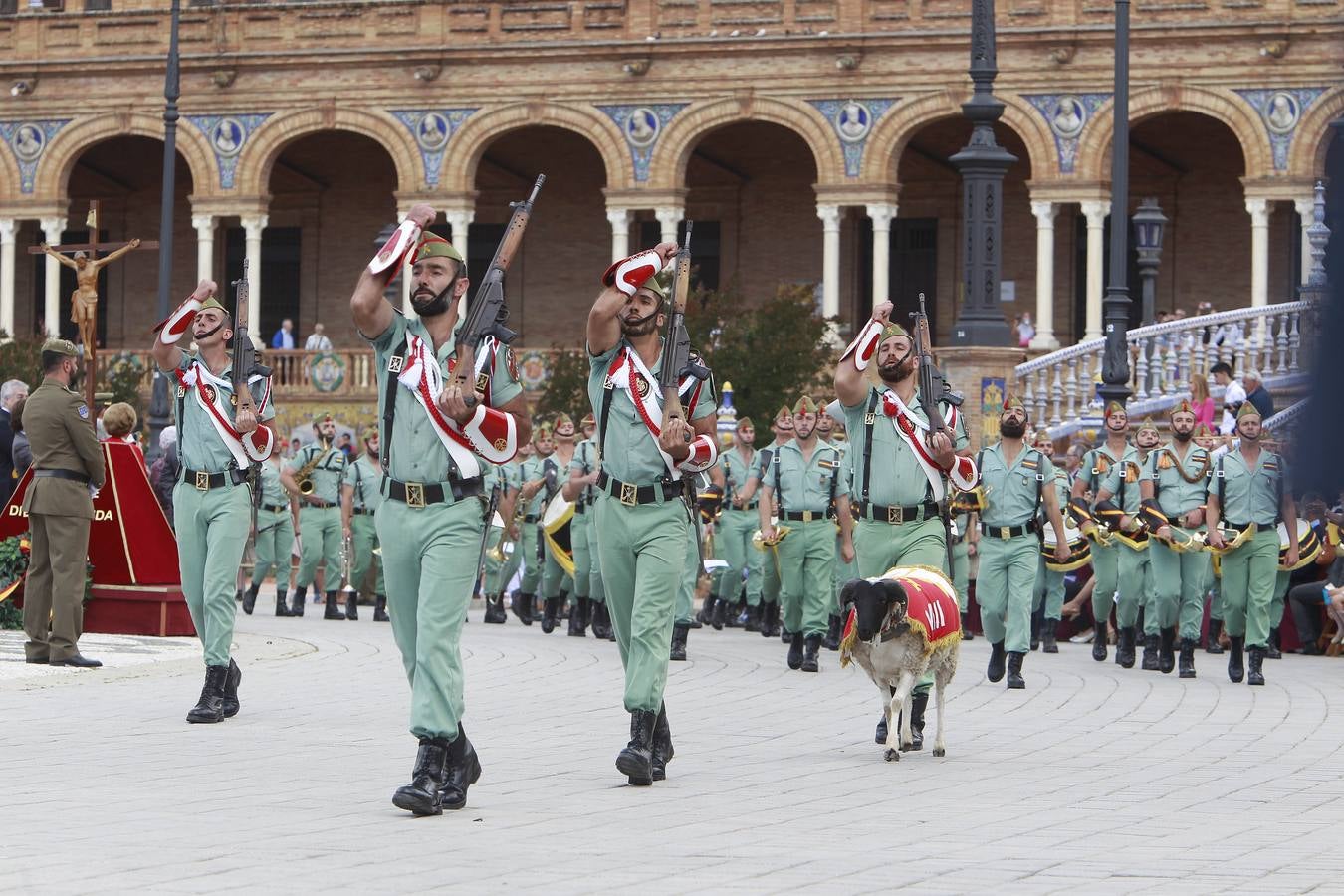 Espectacular parada militar en la Plaza de España