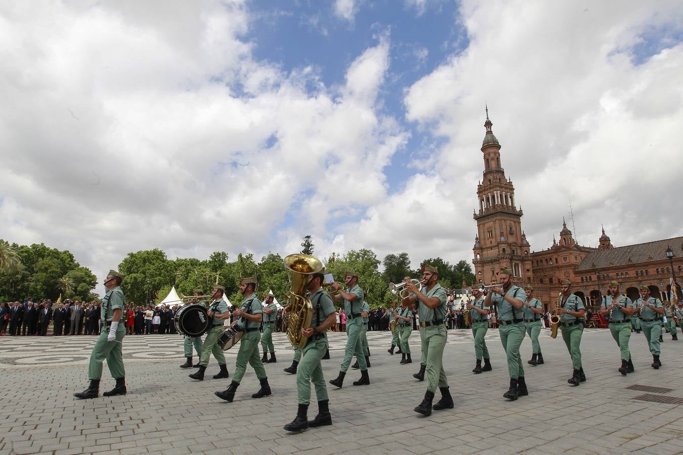 Espectacular parada militar en la Plaza de España