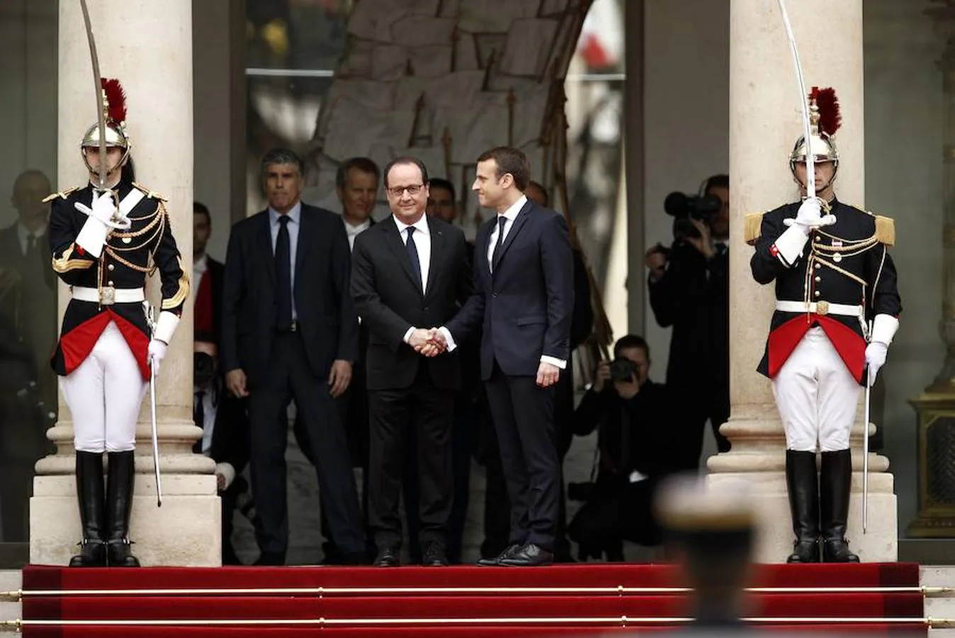 Emmanuel Macron y el presidente saliente, François Hollande, se saludan.