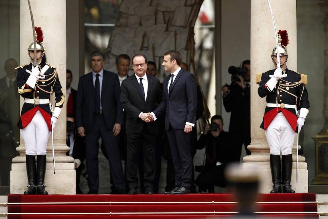 Emmanuel Macron y el presidente saliente, François Hollande, se saludan.. 