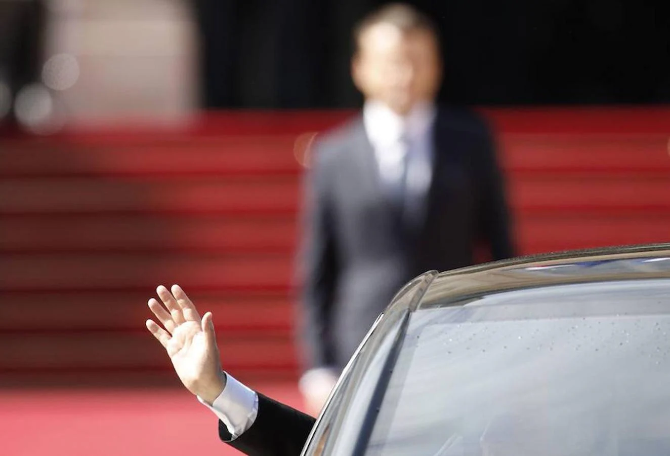 El presidente saliente, François Hollande, saluda antes de abandonar el Palacio del Elíseo.