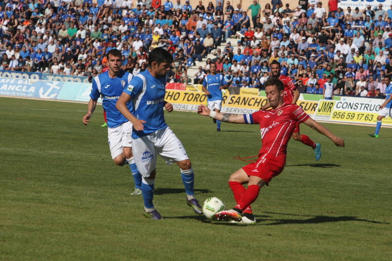 El San Fernando CD vence 4-1 al Linares y permanece en Segunda B